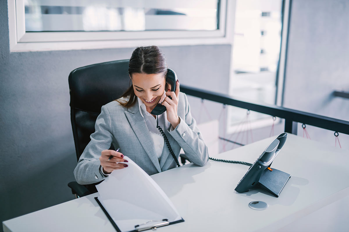 Zu sehen ist eine Dame am Telefon 